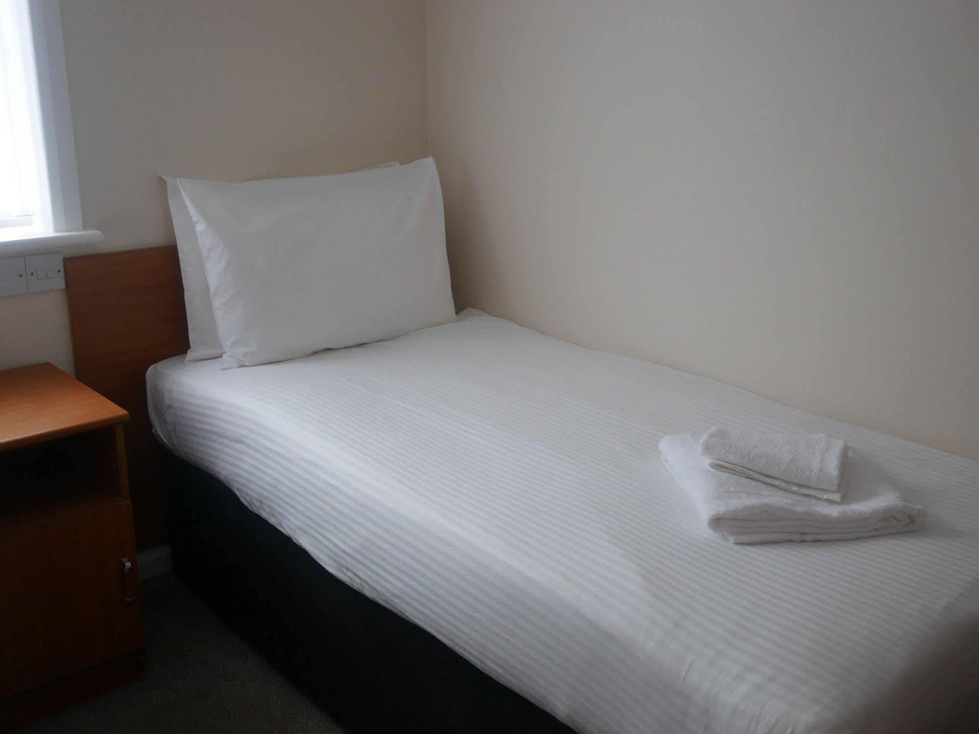 Sk Heathrow Hotel Хейс Екстериор снимка