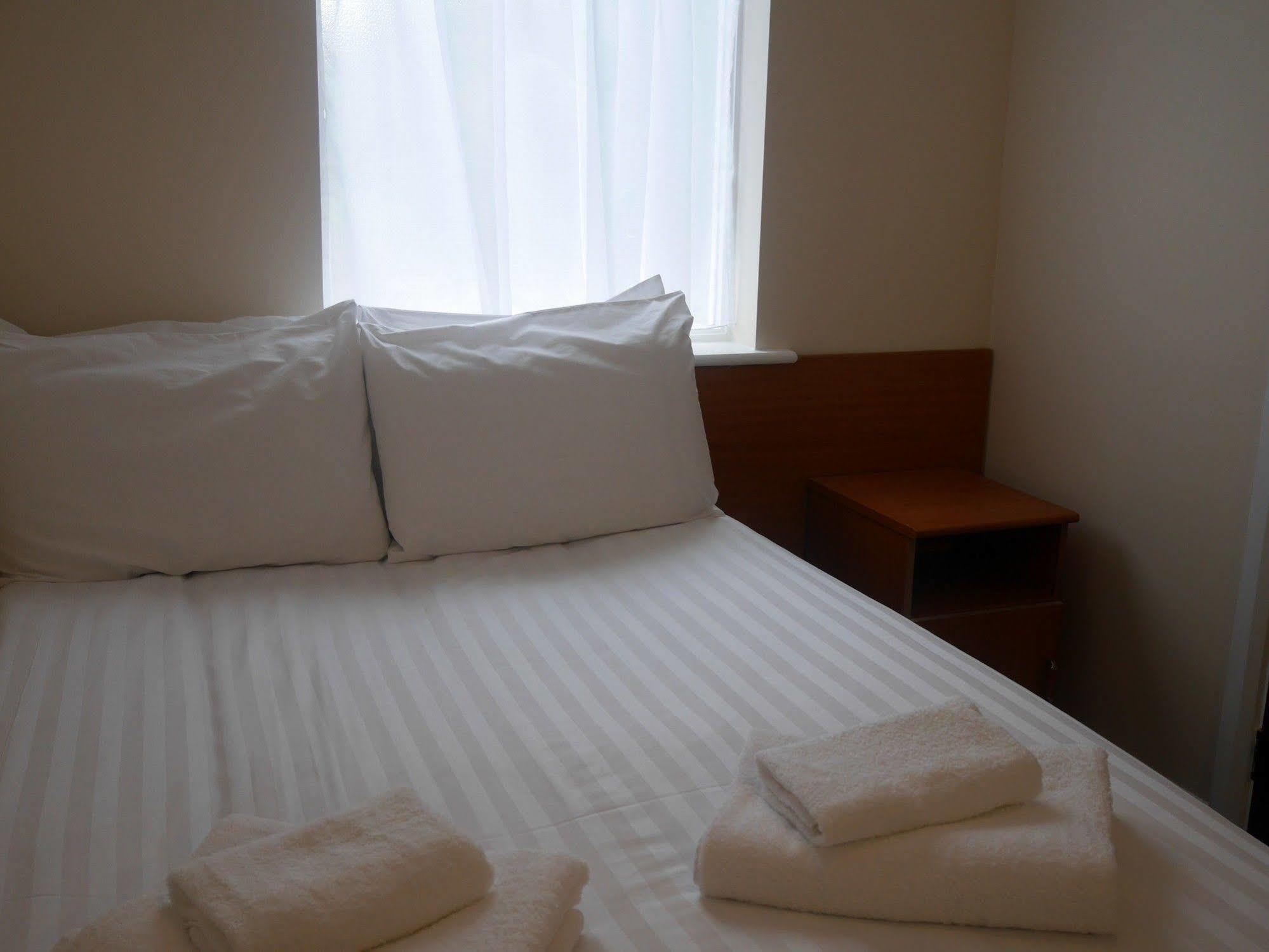 Sk Heathrow Hotel Хейс Екстериор снимка