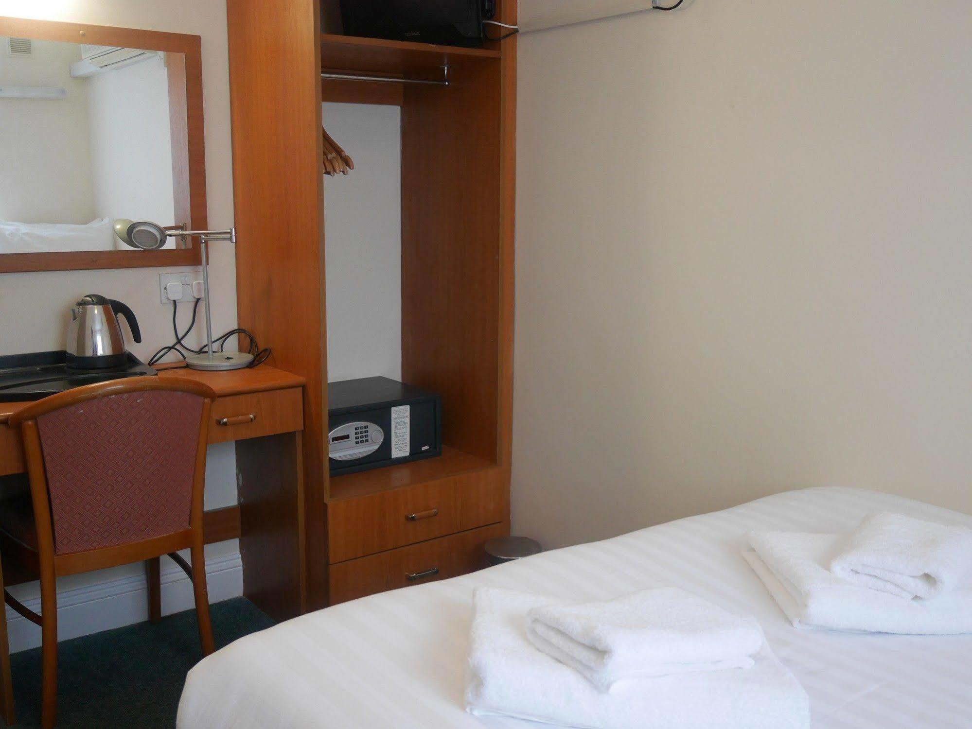 Sk Heathrow Hotel Хейс Екстериор снимка