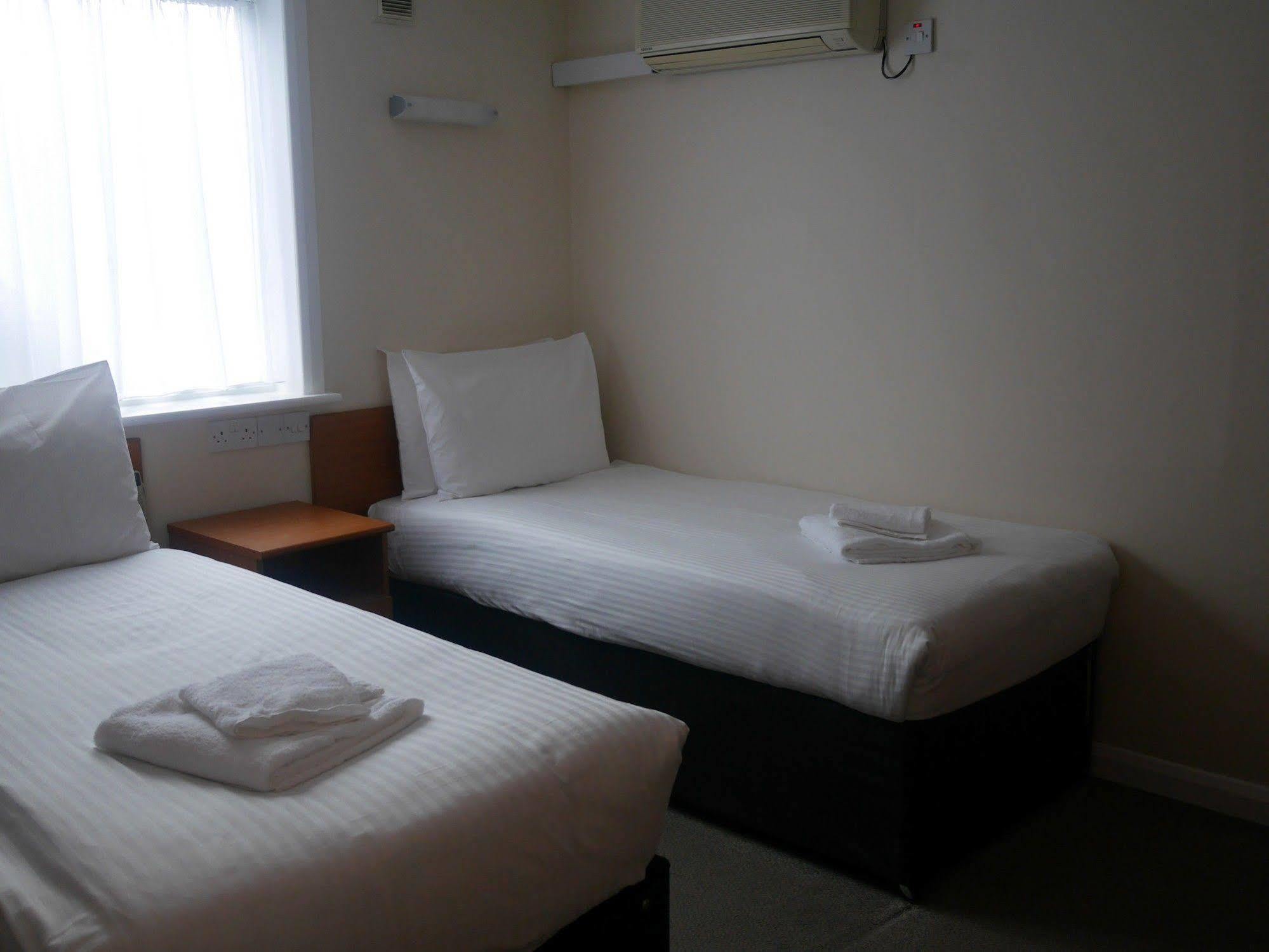 Sk Heathrow Hotel Хейс Екстериор снимка