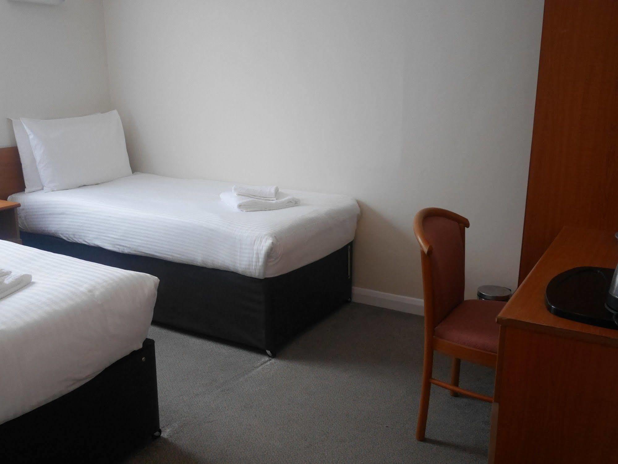 Sk Heathrow Hotel Хейс Екстериор снимка