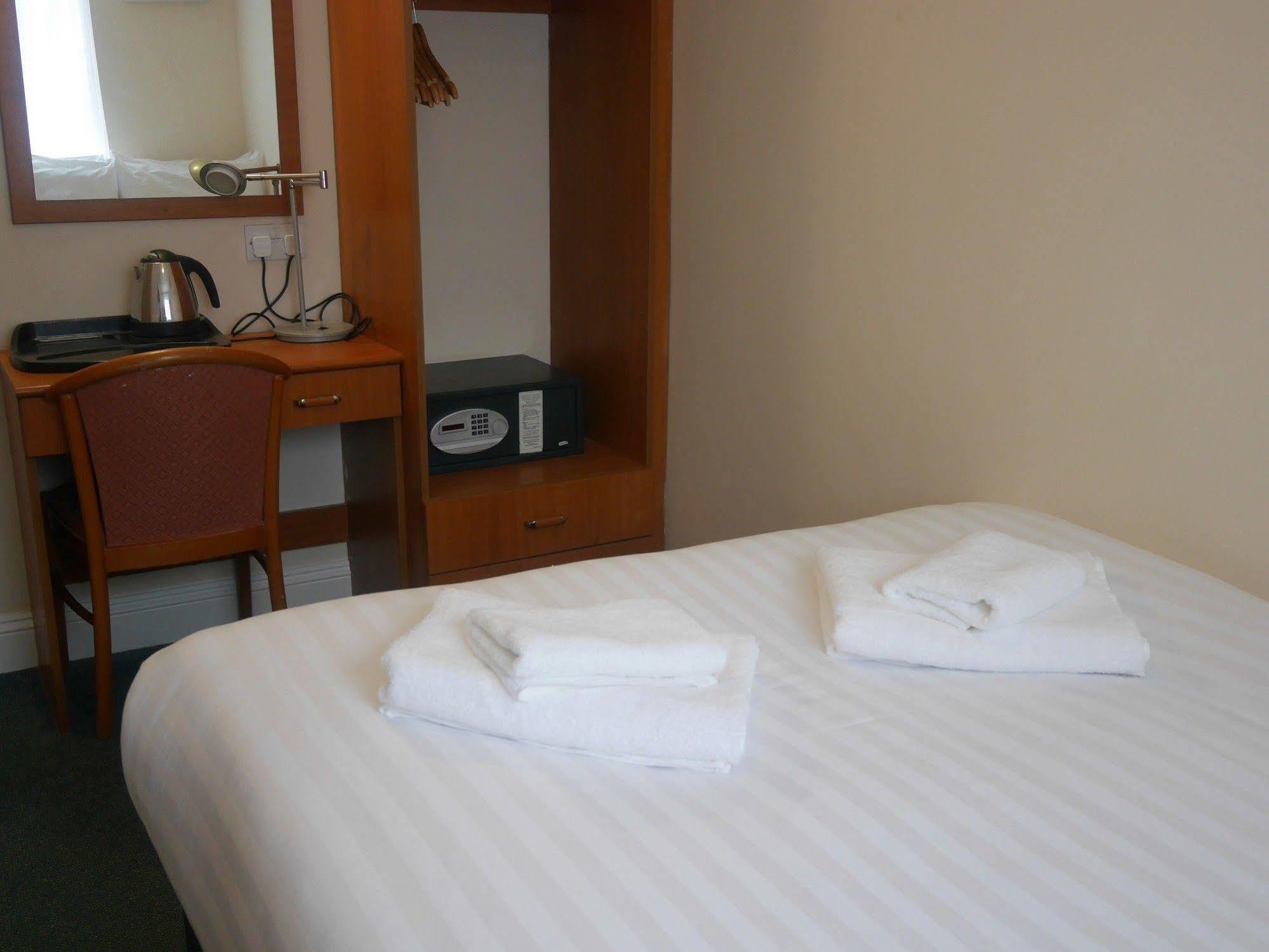 Sk Heathrow Hotel Хейс Екстериор снимка
