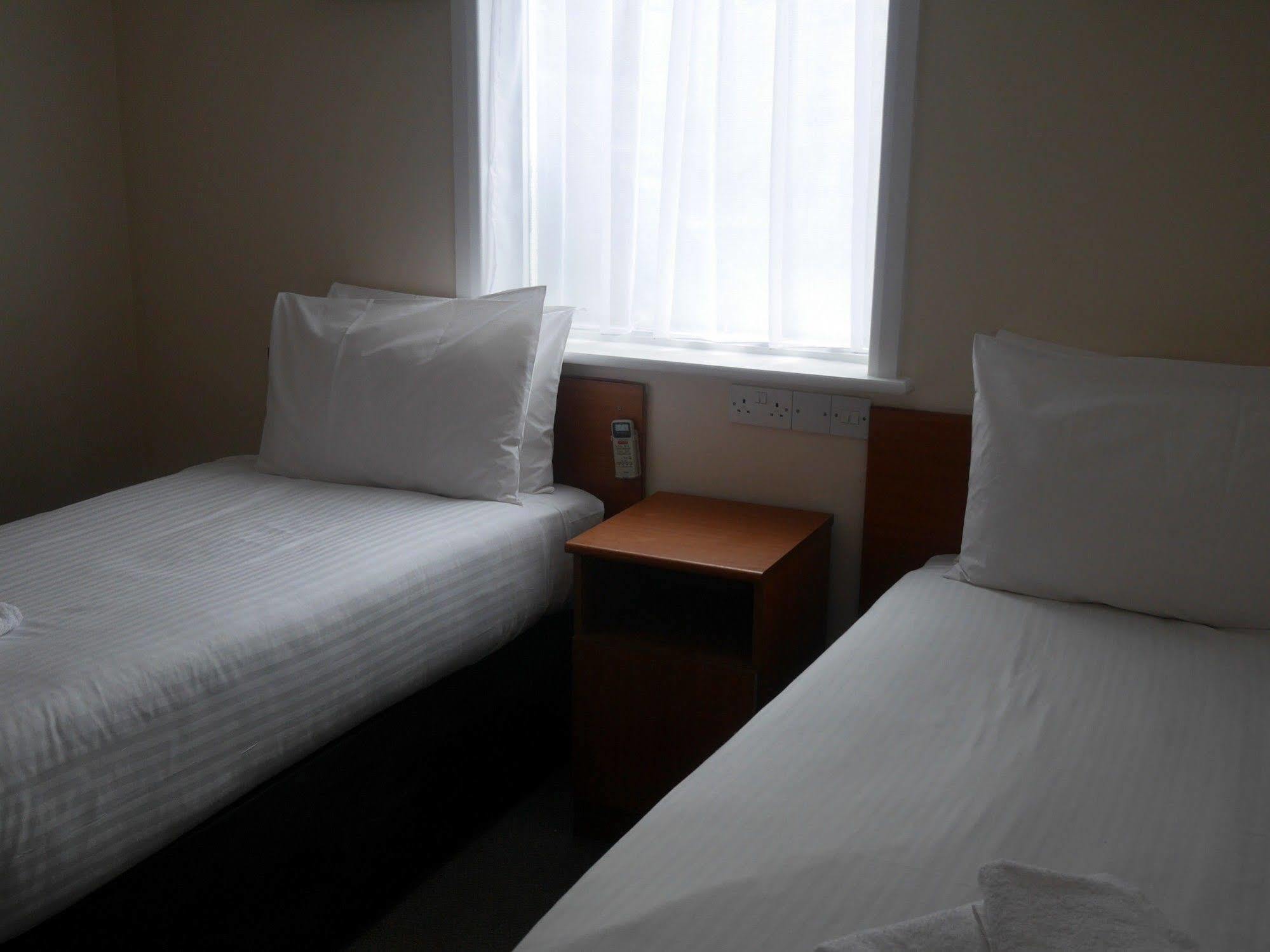 Sk Heathrow Hotel Хейс Екстериор снимка