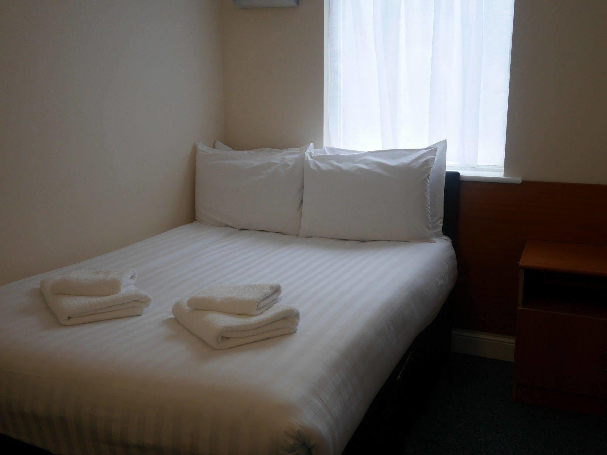 Sk Heathrow Hotel Хейс Екстериор снимка