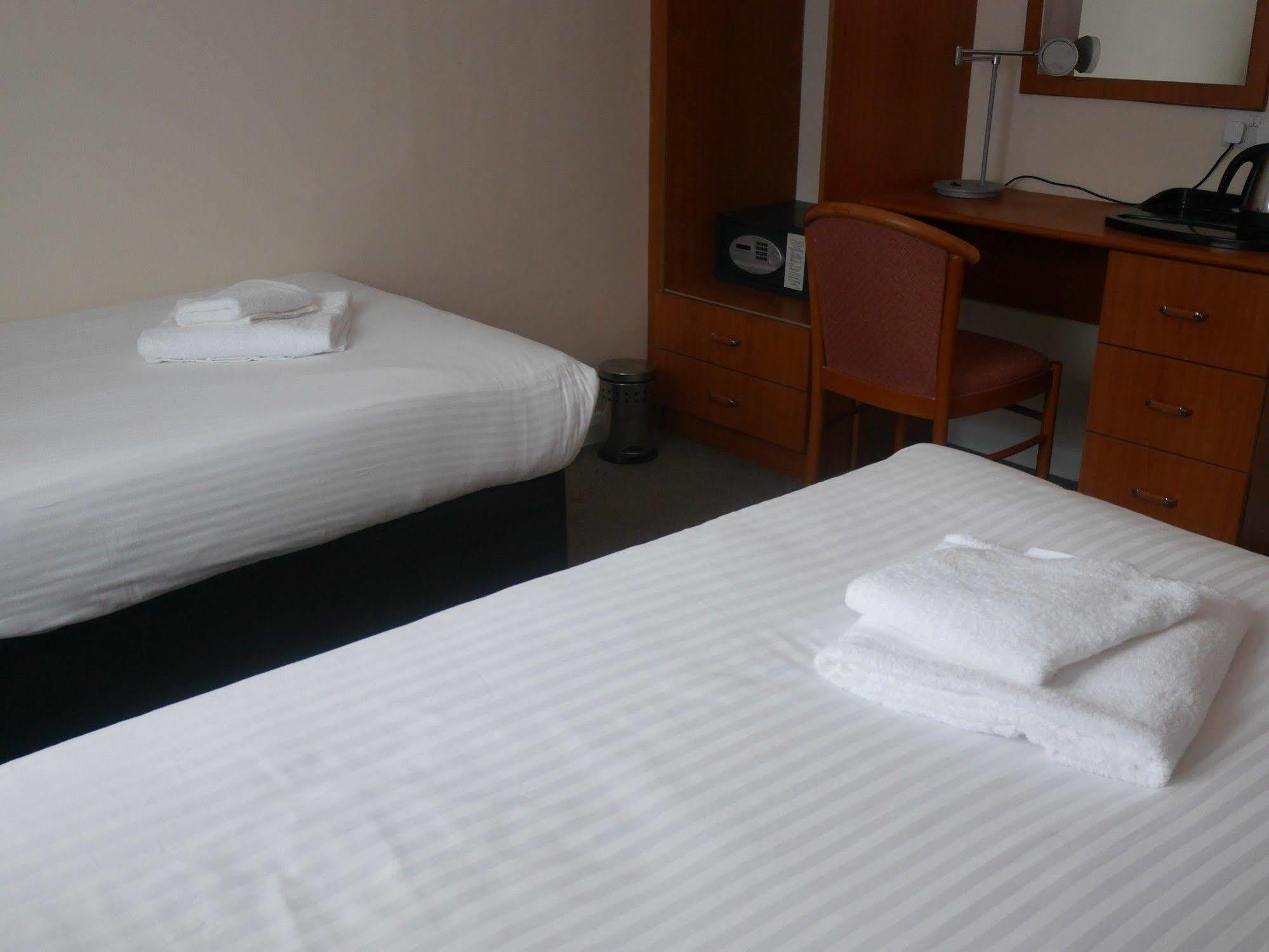 Sk Heathrow Hotel Хейс Екстериор снимка