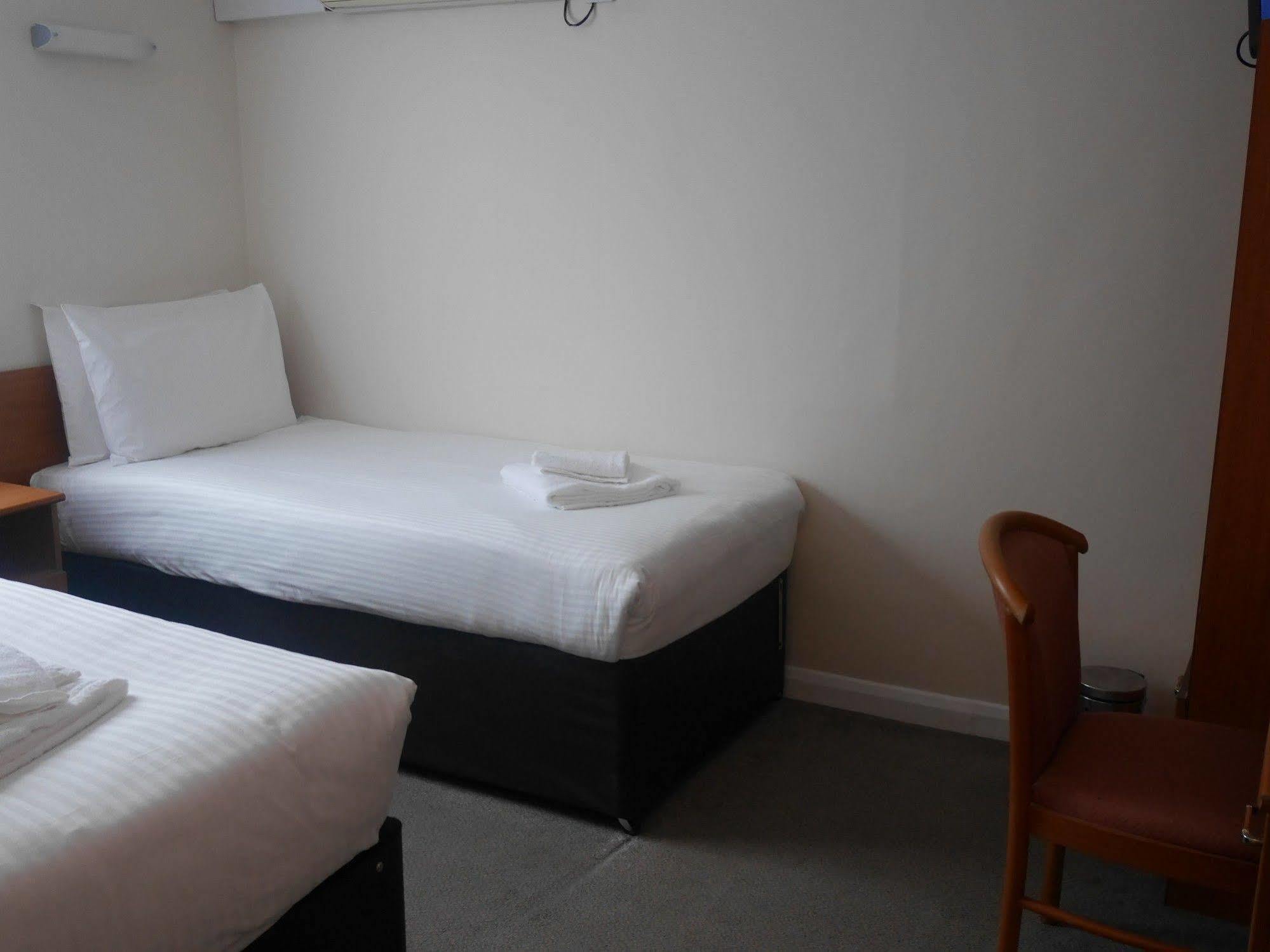 Sk Heathrow Hotel Хейс Екстериор снимка